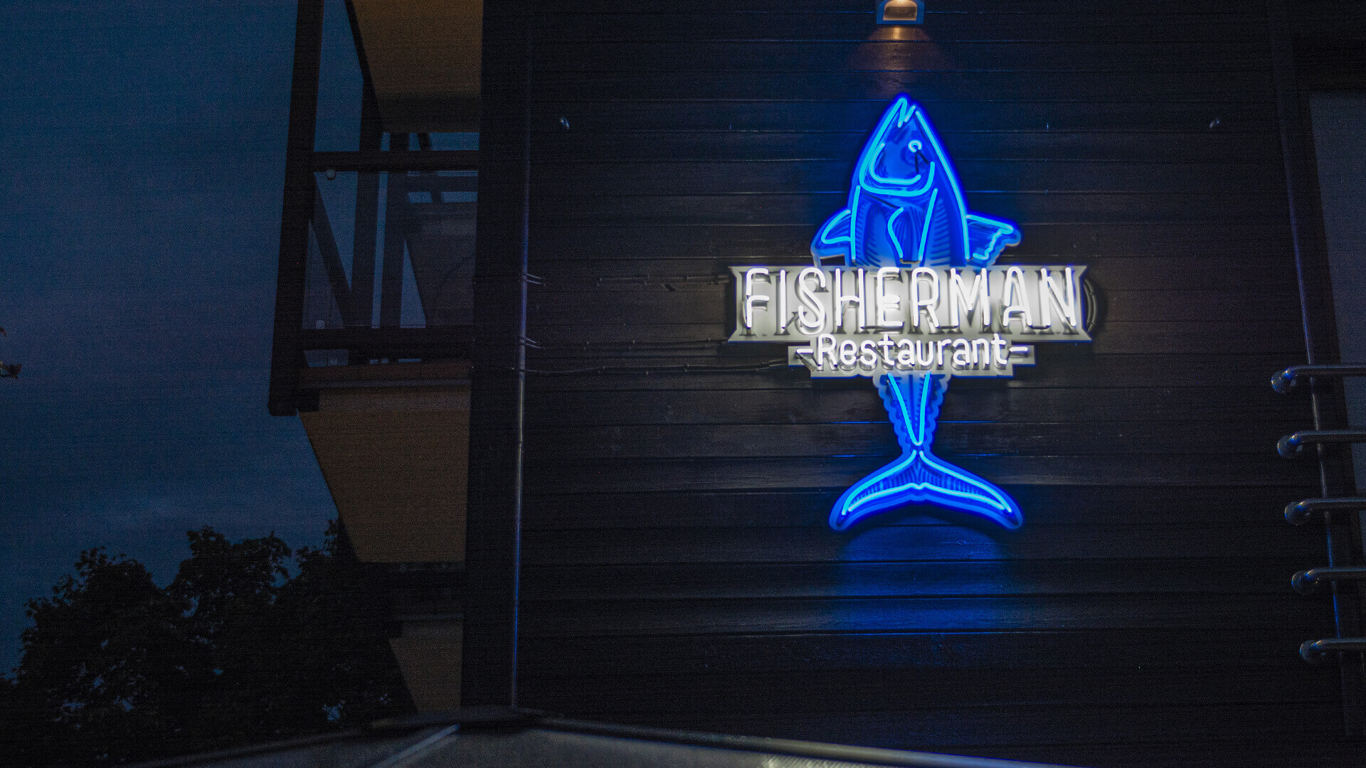 pescatore pescatore - fisherman-restaurant-neon-blue-white-neon-on-the-wall-restaurant-neon-on-the-desk-neon-on-the-height-under-lighted-fisherman-neon-at-the-entry-sopot (28) 